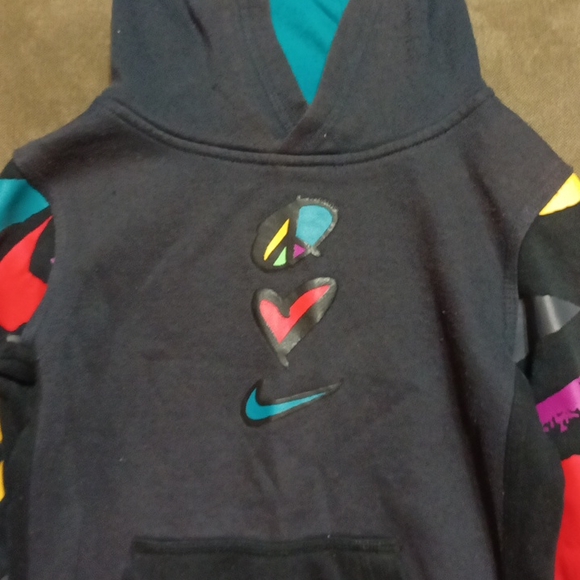 Nike boys multi color hoodie has patches that feel like leather. - Picture 8 of 17